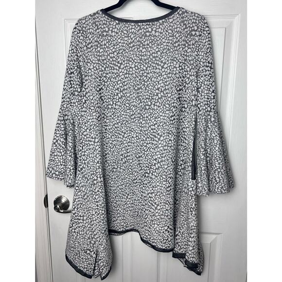For HER nyc Shirt Bell Sleeve Flowy Long Gray White Top Pockets Size Small - Picture 7 of 9